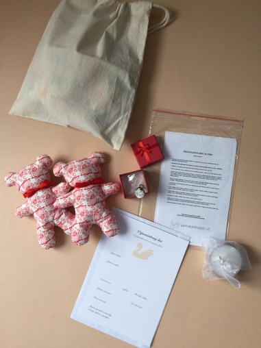 vzpomínkový balíček červený, krabička otevřená